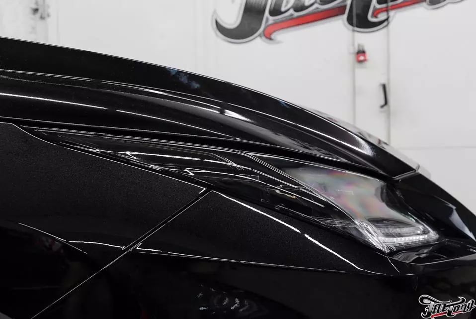 Lexus RX. Окрас масок фар в черный глянец.